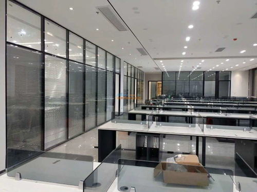 青島玻璃隔斷與高隔間在空間設計中的多重優勢——以引金商用設備為例
